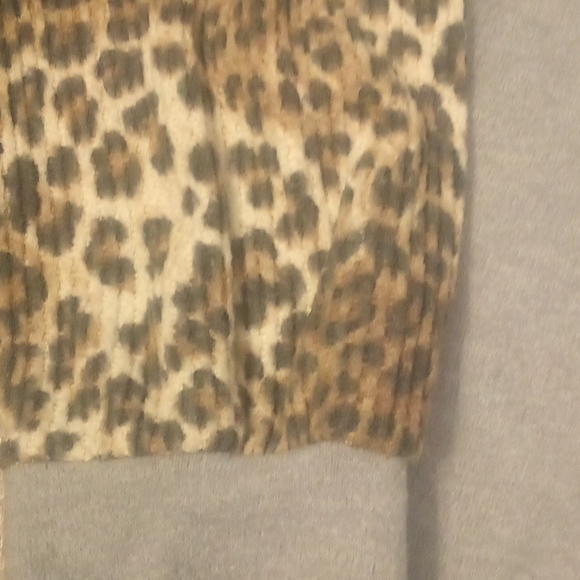 Grey leopard hoddie - Picture 2 of 7